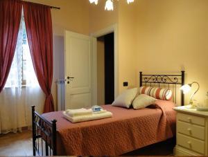 a bedroom with a bed with two towels on it at Agriturismo La Locanda del Cardinale in Poggio
