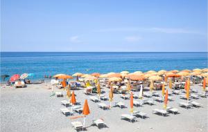 kilka leżaków i parasoli na plaży w obiekcie Nice Apartment In Marina Di Strongoli With 2 Bedrooms And Wifi w mieście Marina di Strongoli
