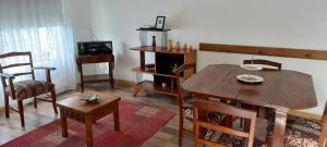 a living room with a wooden table and chairs at Casa Cómoda en La Cruz Quillota in La Cruz