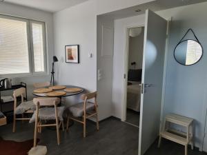 una habitación con mesa y sillas y un dormitorio en Polar Charm A, en Ylläs