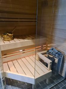 a glass shelf in a sauna with a scale at Polar Charm A in Ylläs