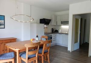 プレローにあるResi A4のキッチン、ダイニングルーム(木製のテーブルと椅子付)