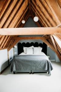 ein Schlafzimmer mit einem großen Bett im Dachgeschoss in der Unterkunft Number 9 holiday apartments in Middelburg