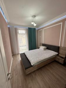 Un dormitorio con una cama grande y una ventana en Коттедж, en Chok-Tal