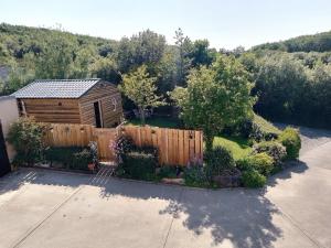 a garden with a wooden fence and a cabin at Robins Rest in Donegal