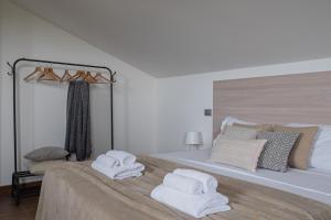 ein Schlafzimmer mit einem großen Bett mit Handtüchern darauf in der Unterkunft Villa Mura - YourPlace Abruzzo in Fossacesia