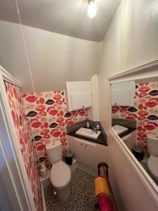 ein kleines Bad mit WC und Waschbecken in der Unterkunft The loft in Lincolnshire