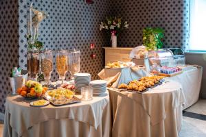 two tables with food on top of them at Hotel Parisi in Nichelino