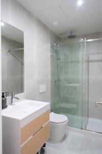 Un baño de Pardal 2B - Penthouse Apartment in Alcantara - parking nearby
