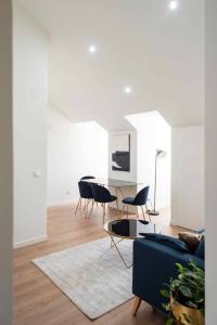 sala de estar con mesa y sillas en Pardal 2B - Penthouse Apartment in Alcantara - parking nearby en Lisboa