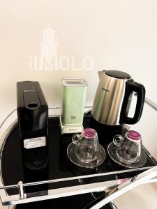 拿坡里的住宿－Il Molo，咖啡壶和杯子的柜台