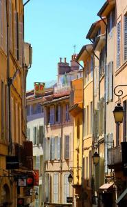 a city street with buildings and street lights at Studio cosy Aix en Provence in Aix-en-Provence