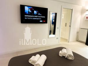 Televízia a/alebo spoločenská miestnosť v ubytovaní Il Molo