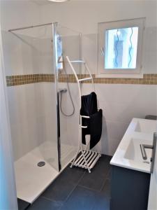 une douche avec une porte en verre à côté d'un lavabo dans l'établissement Superbe bas de villa 80 m2 très calme et frais avec vue magnifique 6 couchages, à La Londe-les-Maures