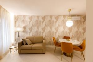 sala de estar con sofá y mesa en Casa Carmela Apartments, en Bardolino