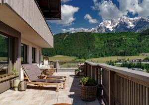 Elle comprend un balcon offrant une vue sur la montagne. dans l'établissement CHILL HOUSE, à Schladming