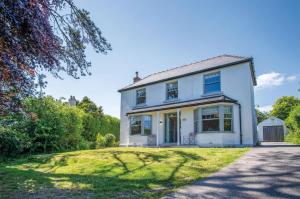 a white house with a yard and a driveway at Penlan - 3 Bedroom Cottage - Saundersfoot in Saundersfoot