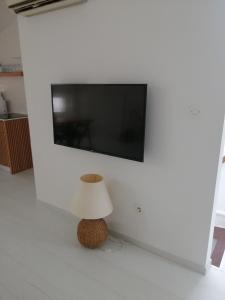 Una televisión o centro de entretenimiento en Apartment Atelier Scalinata