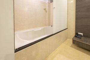 Mándala Botero Medellín في ميديلين: حمام مع حوض استحمام ومغسلة