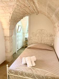 ein Schlafzimmer mit einem Bett mit zwei Handtüchern darauf in der Unterkunft Angolo nella Roccia in Ostuni