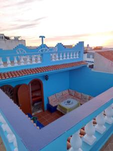 a model of a blue house on a roof at Appartement dans la médina in Asilah
