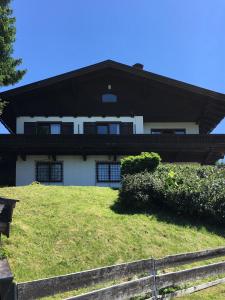 una casa en la cima de una colina en Haus Astrid, en Kitzbühel