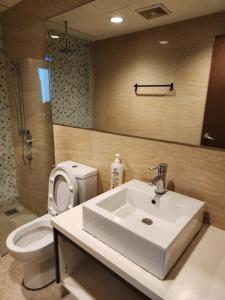 ein Bad mit einem Waschbecken und einem WC in der Unterkunft Regalia Suites KL Infinity Pool _ by MygeHomes in Kuala Lumpur