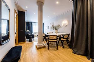 una sala da pranzo con tavolo e sedie di ONDARRA Suite Apartment a San Sebastián