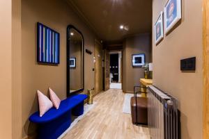 ONDARRA Suite Apartment في سان سيباستيان: ردهة مع مقاعد زرقاء مع وسائد عليها