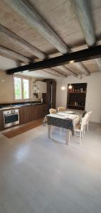 cocina con mesa y sillas en una habitación en Casa vacanze Tredis, en Nogaredo di Prato