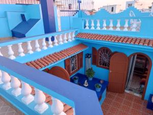 a model of a blue house with a staircase at Appartement dans la médina in Asilah