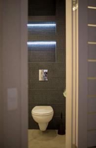 ein Bad mit einem weißen WC in einem Zimmer in der Unterkunft 2 room apartment in the center of Poltava in Poltawa