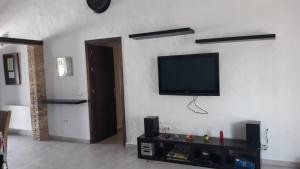 Televízia a/alebo spoločenská miestnosť v ubytovaní chalet al-alba