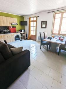 - un salon avec un canapé et une table dans l'établissement Appartement Le Fort Vue montagne, à Villefranche-de-Conflent