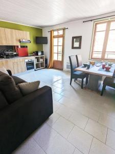 un soggiorno con un divano e un tavolo di Appartement Le Fort Vue montagne a Villefranche-de-Conflent