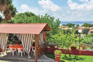 La Cupoletta Holiday House -Magnolia في ترفيجنانو رومانو: شرفة مع طاولة وكراسي