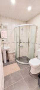 uma casa de banho com um chuveiro, um WC e um lavatório. em Best Home City 1 em Alanya