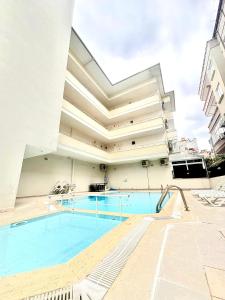 uma piscina em frente a um edifício em Best Home City 1 em Alanya