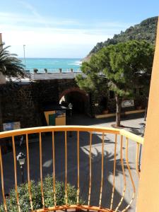a balcony with a view of the ocean at La Porta delle 5 Terre Trilocali in Bonassola