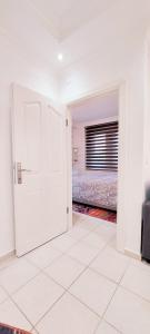 uma porta aberta numa sala com um quarto em Best Home City 1 em Alanya