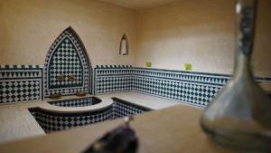 a room with a mosque with a tub in it at riad casa bahia asilah in Asilah