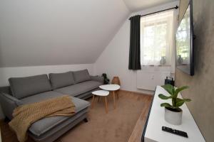 een woonkamer met een bank en een tafel bij Black Hill Apartments in Lauterwasser