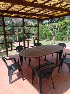 un tavolo e sedie in legno su un patio di Appartamento Bellavista a Castiglioncello