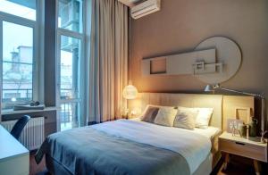 Postel nebo postele na pokoji v ubytování Poet Art Hotel
