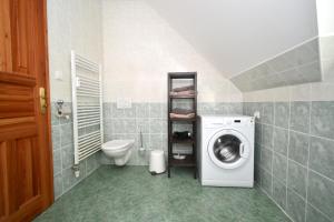 Ένα μπάνιο στο Black Hill Apartments +27 φωτογραφίες