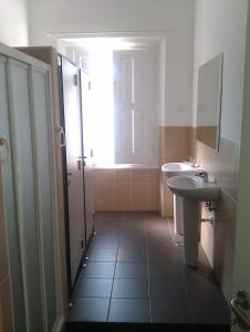 Kylpyhuone majoituspaikassa White Sun Hostel