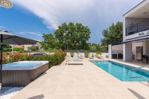 Bazén v ubytování Villa Lucia with Jacuzzi and Private Pool nebo v jeho okolí
