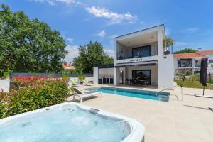 Bazén v ubytování Villa Lucia with Jacuzzi and Private Pool nebo v jeho okolí