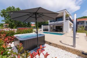 Bazén v ubytování Villa Lucia with Jacuzzi and Private Pool nebo v jeho okolí