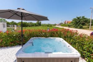 Zahrada ubytování Villa Lucia with Jacuzzi and Private Pool